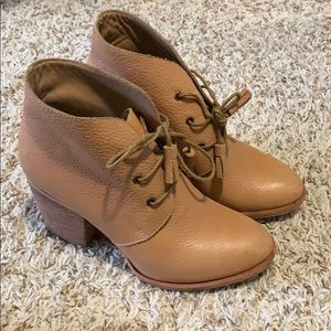 Tan Leather booties. Huma Blanco.